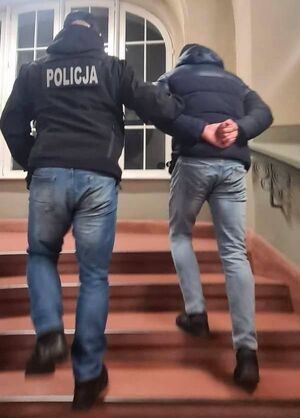 Policjant z osobą zatrzymaną