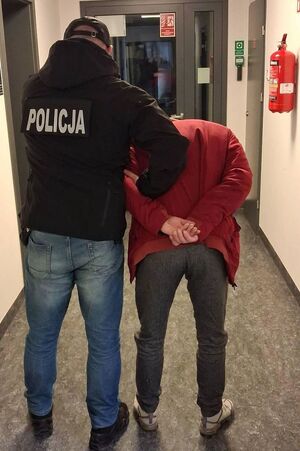 Policjant z osobą zatrzymaną