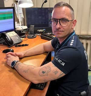 Policjant siedzi przy biurku
