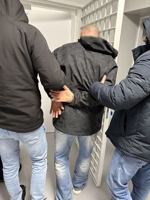 Kryminalni prowadzą zatrzymanego
