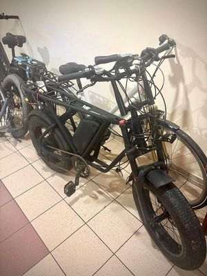 Zabezpieczone rowery i hulajnoga elektryczne