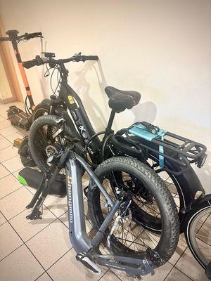 Zabezpieczone rowery i hulajnoga elektryczne
