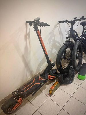 Zabezpieczone rowery i hulajnoga elektryczne