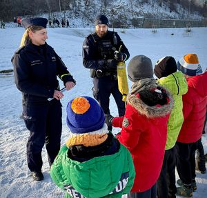 Policjanci rozmawiają z dziećmi