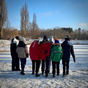 Policjanci rozmawiają z dziećmi