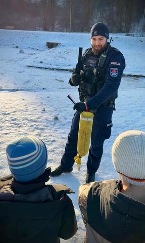Policjanci rozmawiają z dziećmi