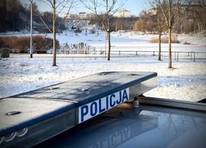 Policjanci rozmawiają z dziećmi