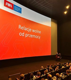 Policjanci przeprowadzający spotkanie