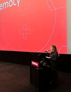 Kobieta przeprowadzająca spotkanie