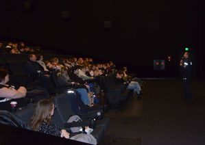 Policjant przeprowadzający spotkanie i widownia