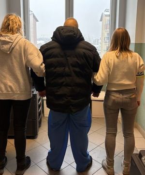 Policjantki z mężczyzną zatrzymanym