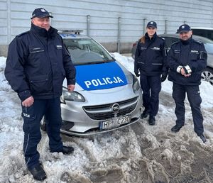 Policjanci i radiowóz policji