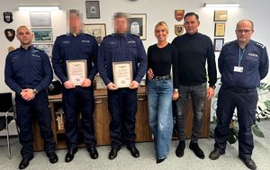 Zdjęcie policjantów z właścicielem restauracji