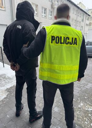 Policjant z osobą zatrzymaną