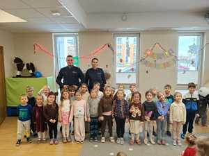 Policjanci z dziećmi