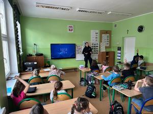 Policjantka z dziećmi