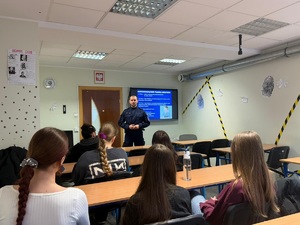 Policjant z młodzieżą