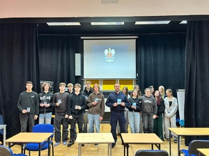 Policjant z dziećmi