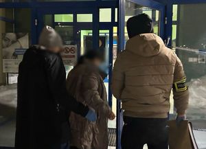 Policjanci prowadzą zatrzymaną