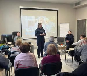 Policjantka prowadzi wykład dla seniorów