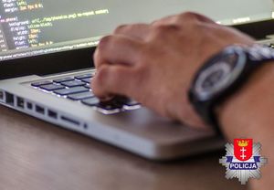 Dłonie piszące na komputerze