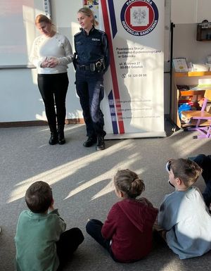 Policjantka z dziećmi