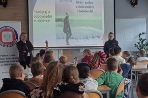 Policjantka z dziećmi