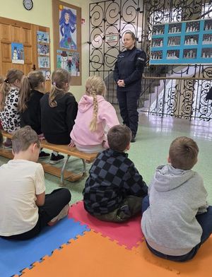 Policjantka z dziećmi