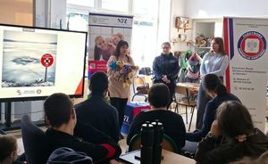 Policjantka z dziećmi