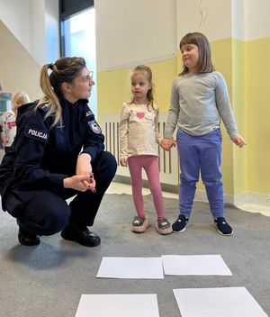 Policjantka z dziećmi
