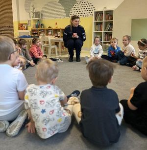 Policjantka z dziećmi