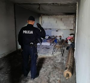 Policjant kontroluje pustostan