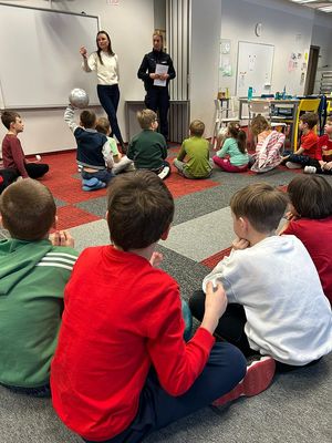 Policjantka z dziećmi