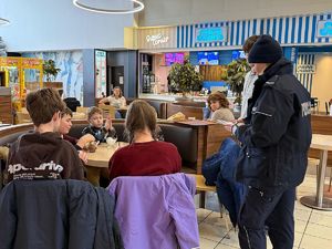 Policjantka z dziećmi