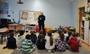 Policjantka z dziećmi