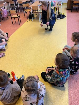 Policjantka z dziećmi