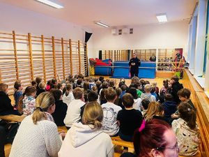 Policjantka z dziećmi