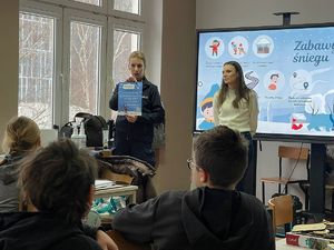 Policjantka z dziećmi i kobietą