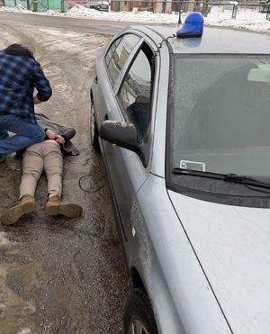 Policjant i zatrzymany mężczyzna