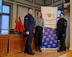 Policjantki z kobietą