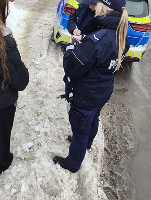 Legitymująca policjantka