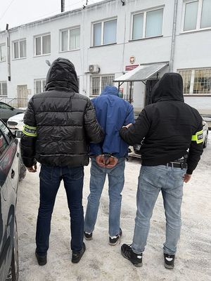 Policjanci i zatrzymany mężczyzna