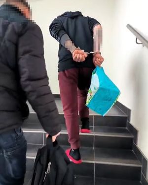 Policjant i zatrzymany mężczyzna