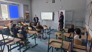 Policjant z kobietą i dziećmi