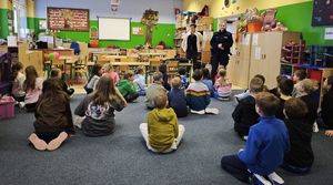 Policjantka z kobietą i dziećmi