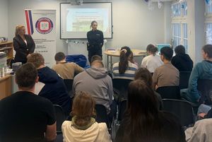 Policjantka z kobietą i dziećmi