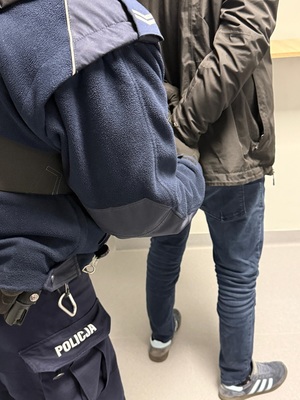 Policjant i zatrzymany mężczyzna