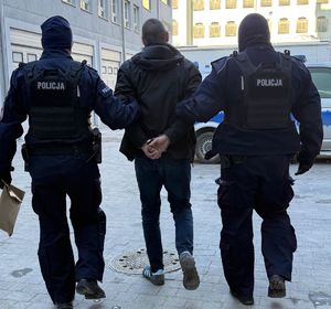 Policjanci i zatrzymany mężczyzna