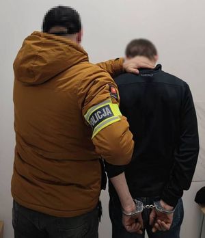 Policjant i zatrzymany mężczyzna