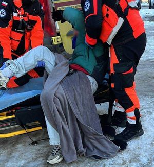 Ratownicy udzielają pomocy mężczyźnie